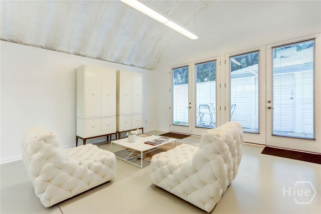 Image 8 of property listing at 103 BRANDYWINE Road 1/2, Savannah, GA 31405