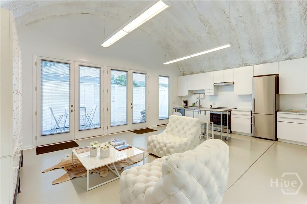 Image 9 of property listing at 103 BRANDYWINE Road 1/2, Savannah, GA 31405