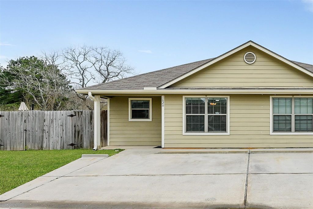 163 S Bend Court A, Willis, TX 77378