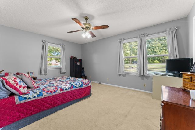 550 Lakeview Cir, Tennessee Ridge, TN 37178