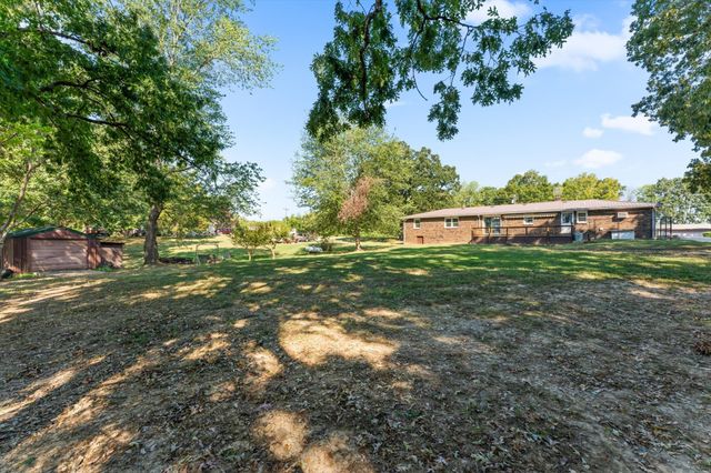 550 Lakeview Cir, Tennessee Ridge, TN 37178