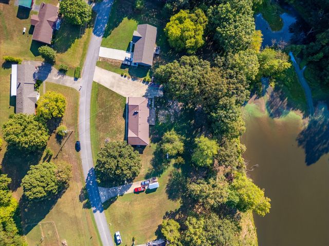 550 Lakeview Cir, Tennessee Ridge, TN 37178