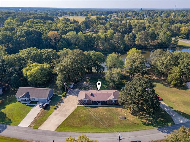 550 Lakeview Cir, Tennessee Ridge, TN 37178