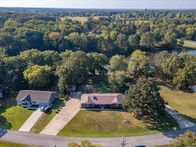 550 Lakeview Cir, Tennessee Ridge, TN 37178