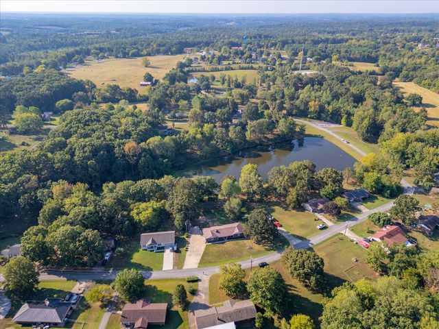 550 Lakeview Cir, Tennessee Ridge, TN 37178