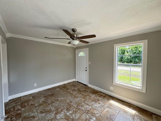 1013 E 40th Street, Houston, TX 77022