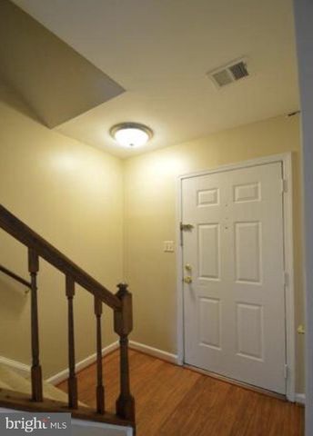 22 ESSEX SQ, Sterling, VA 20164