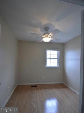 22 ESSEX SQ, Sterling, VA 20164