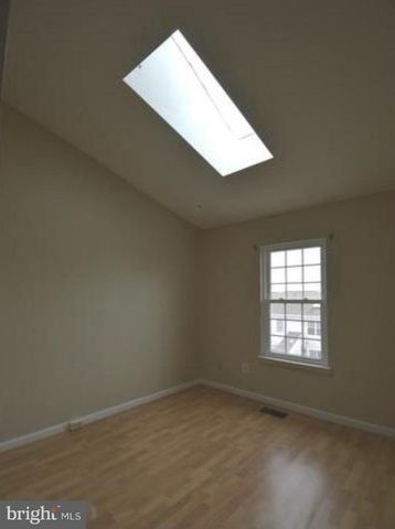 22 ESSEX SQ, Sterling, VA 20164