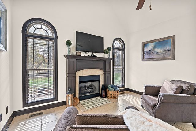 2142 Trieste Trl, Adams, TN 37010