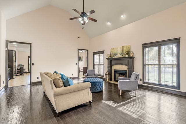 2142 Trieste Trl, Adams, TN 37010