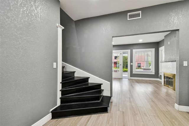 6810 N NAVIN AVENUE, Tampa, FL 33604