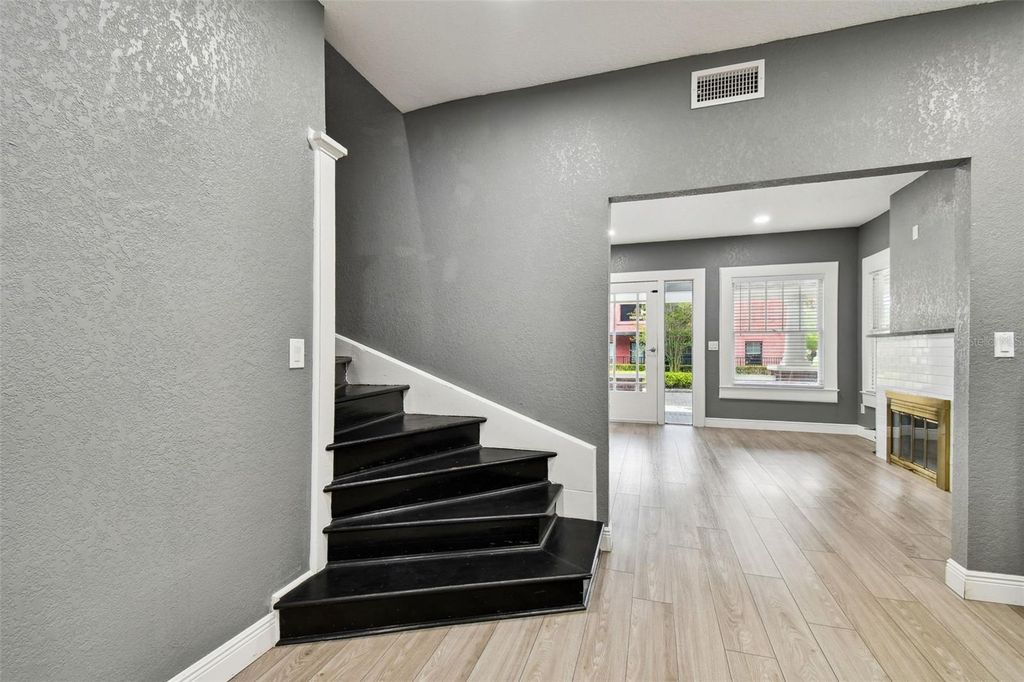 Image 11 of property listing at 6810 N NAVIN AVENUE, Tampa, FL 33604