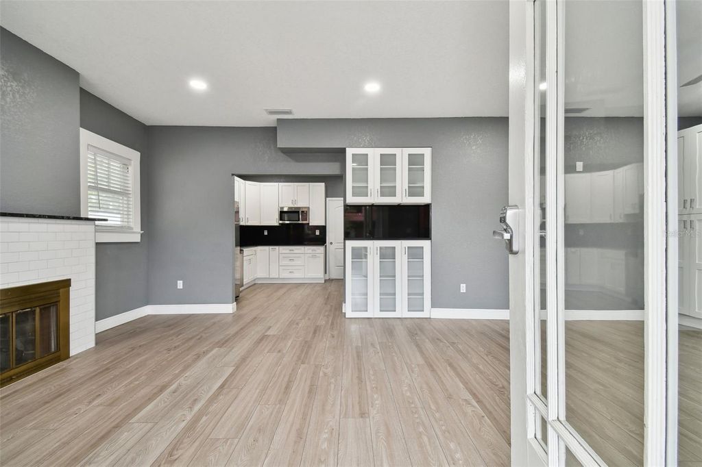 Image 3 of property listing at 6810 N NAVIN AVENUE, Tampa, FL 33604