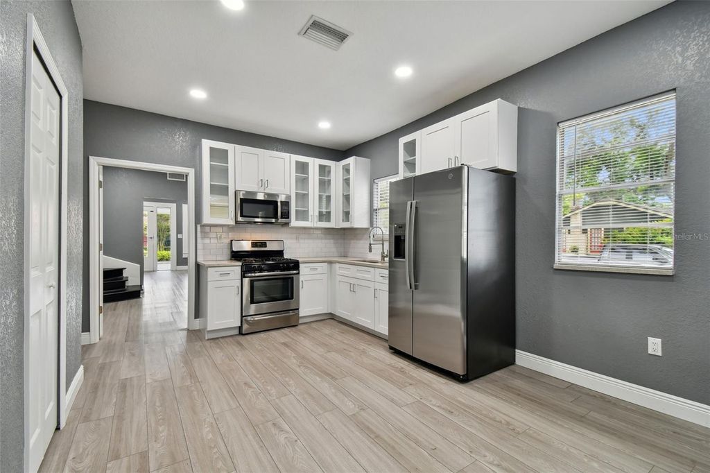 Image 23 of property listing at 6810 N NAVIN AVENUE, Tampa, FL 33604