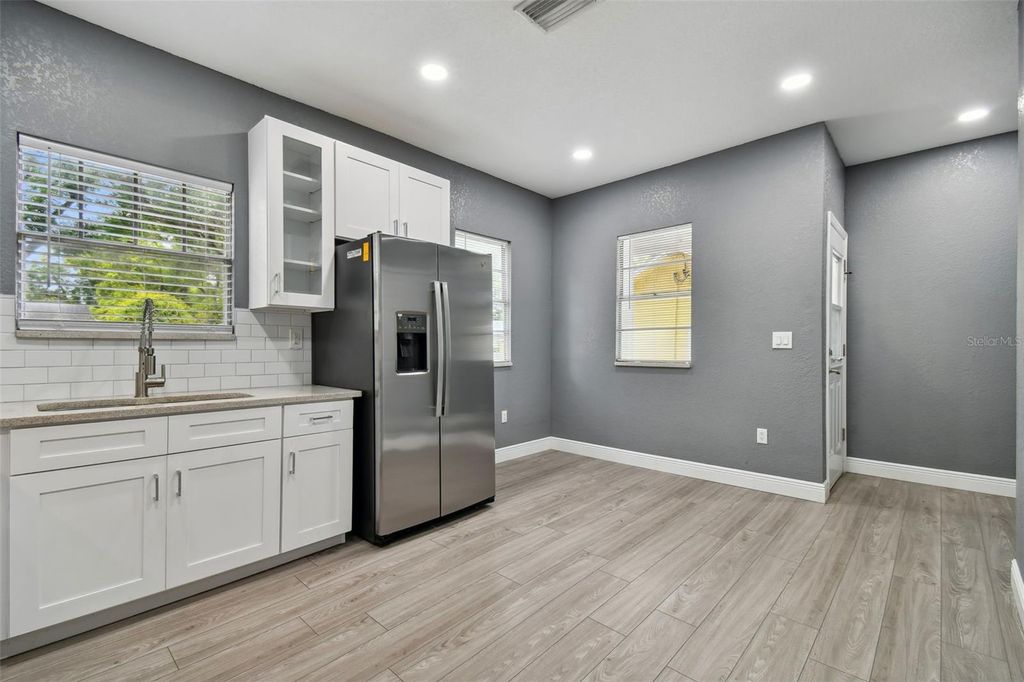 Image 24 of property listing at 6810 N NAVIN AVENUE, Tampa, FL 33604