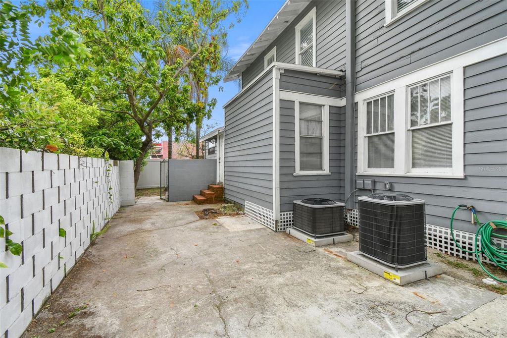 Image 35 of property listing at 6810 N NAVIN AVENUE, Tampa, FL 33604