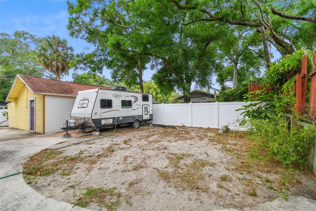 Image 36 of property listing at 6810 N NAVIN AVENUE, Tampa, FL 33604