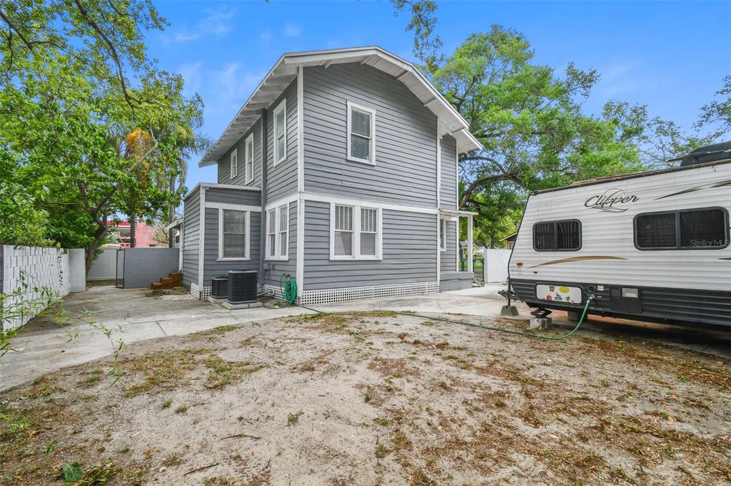 Image 37 of property listing at 6810 N NAVIN AVENUE, Tampa, FL 33604