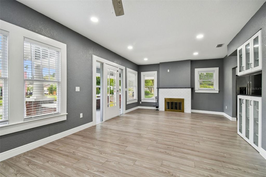 Image 6 of property listing at 6810 N NAVIN AVENUE, Tampa, FL 33604