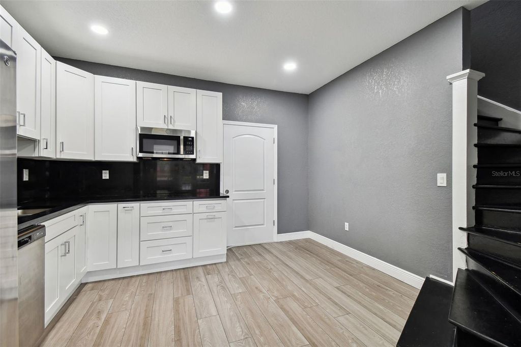 Image 8 of property listing at 6810 N NAVIN AVENUE, Tampa, FL 33604