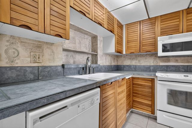 5884 Morningstar Circle 406, Delray Beach, FL 33484