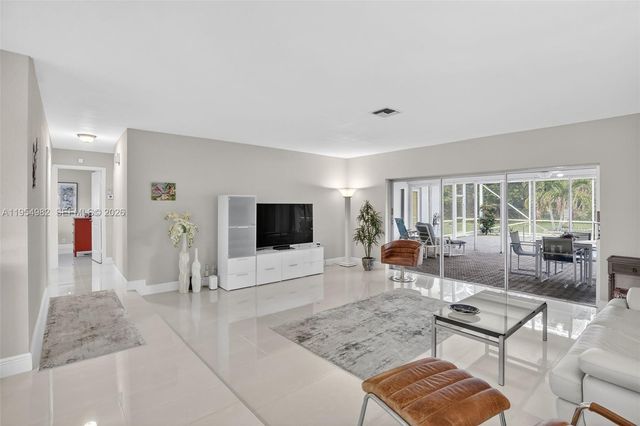 7141 SW 7th St, Plantation, FL 33317