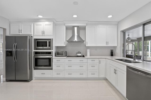 7141 SW 7th St, Plantation, FL 33317