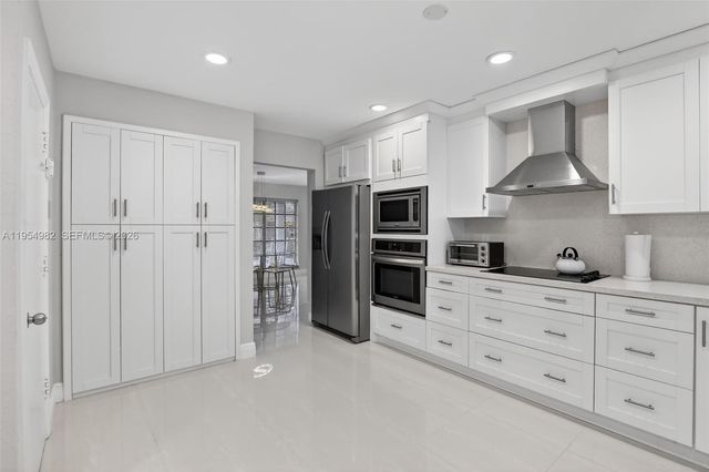 7141 SW 7th St, Plantation, FL 33317