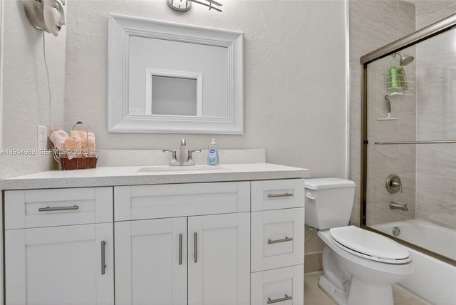 7141 SW 7th St, Plantation, FL 33317