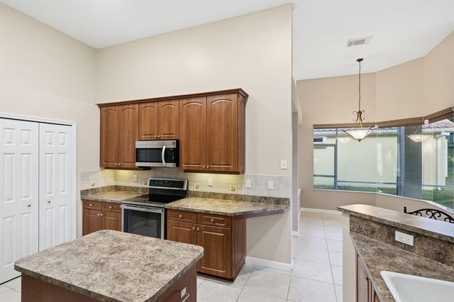 665 SW Lake Charles Circle, Port Saint Lucie, FL 34986