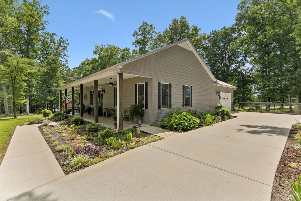 1 Lillie Ln, Lawrenceburg, TN 38464