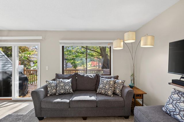 1302 Crestridge Lane N, Eagan, MN 55123