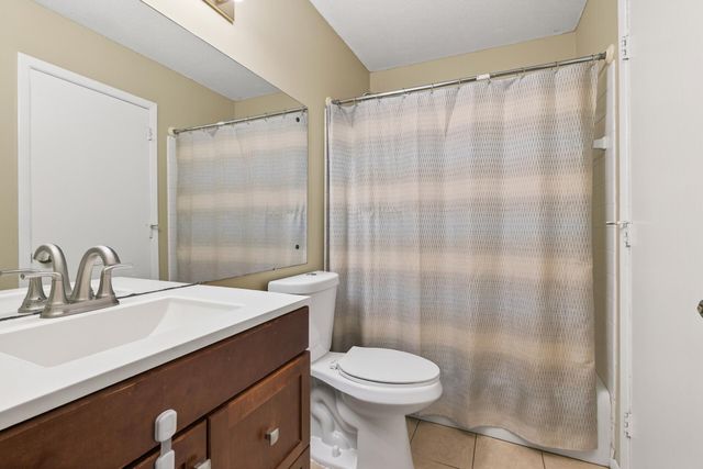 1302 Crestridge Lane N, Eagan, MN 55123