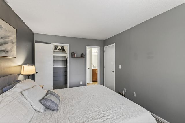 1302 Crestridge Lane N, Eagan, MN 55123