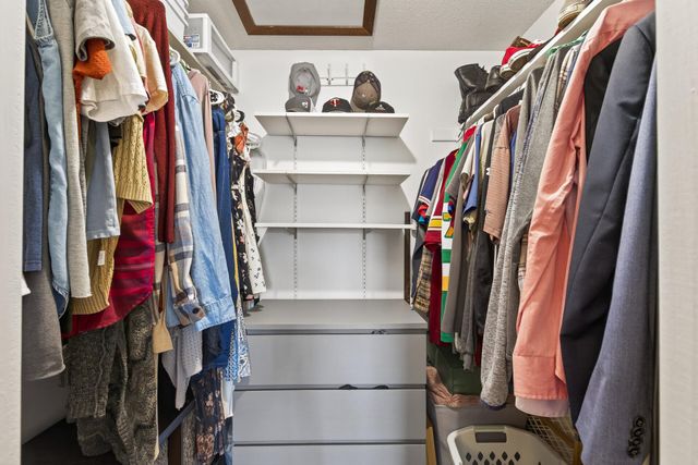 1302 Crestridge Lane N, Eagan, MN 55123