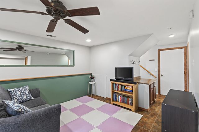 1302 Crestridge Lane N, Eagan, MN 55123