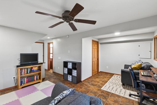 1302 Crestridge Lane N, Eagan, MN 55123