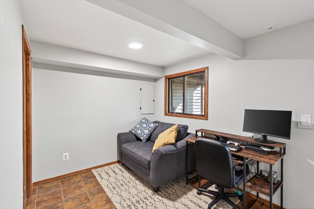 1302 Crestridge Lane N, Eagan, MN 55123