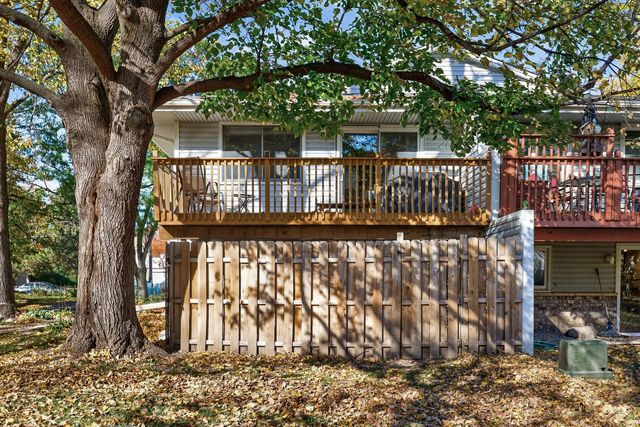 1302 Crestridge Lane N, Eagan, MN 55123