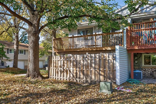 1302 Crestridge Lane N, Eagan, MN 55123