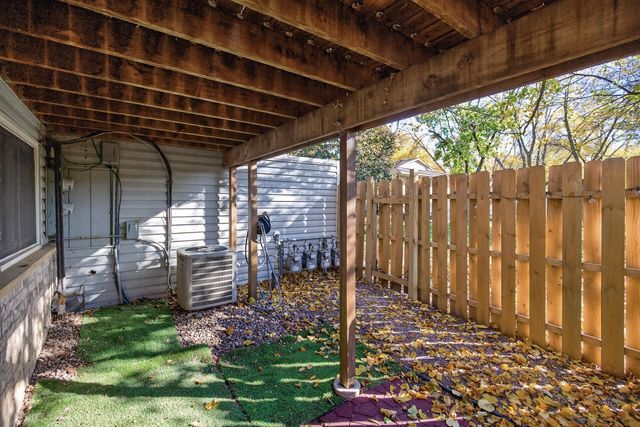 1302 Crestridge Lane N, Eagan, MN 55123