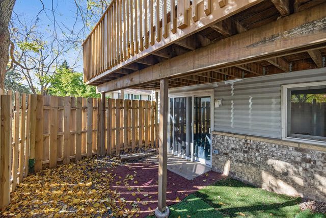 1302 Crestridge Lane N, Eagan, MN 55123