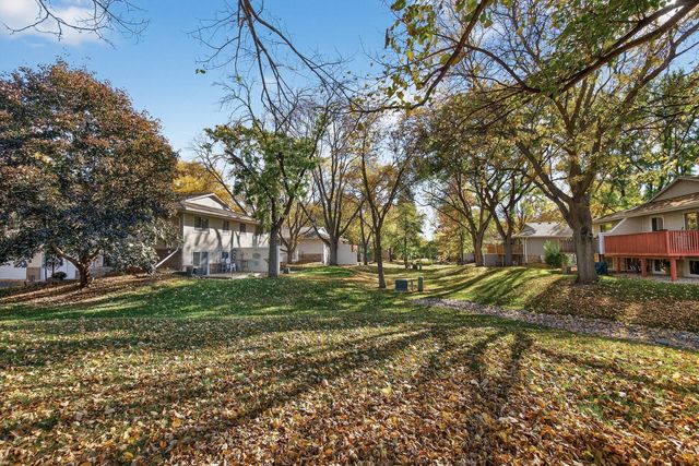 1302 Crestridge Lane N, Eagan, MN 55123