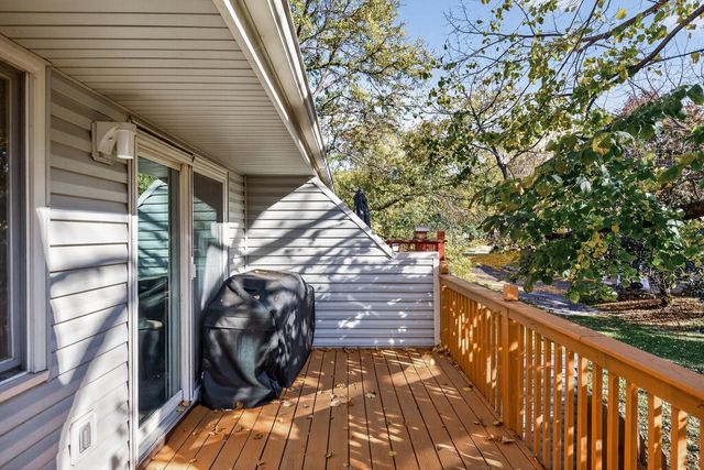 1302 Crestridge Lane N, Eagan, MN 55123