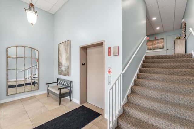 2692 Stone Circle 209, Geneva, IL 60134