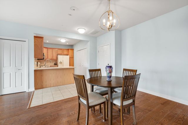 2692 Stone Circle 209, Geneva, IL 60134