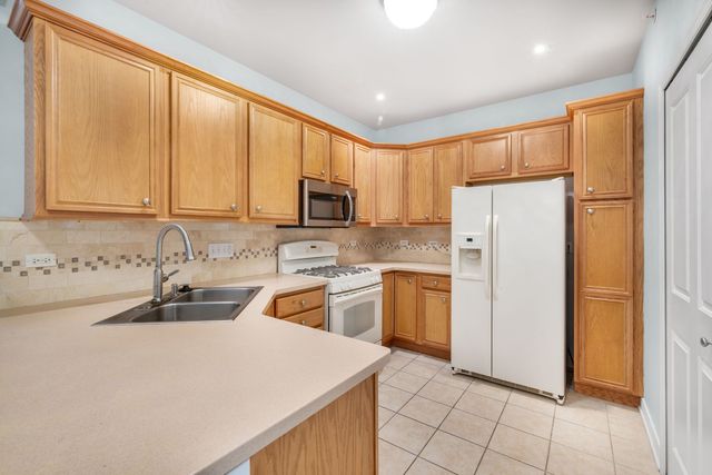 2692 Stone Circle 209, Geneva, IL 60134