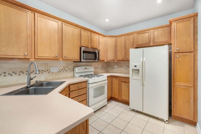 2692 Stone Circle 209, Geneva, IL 60134