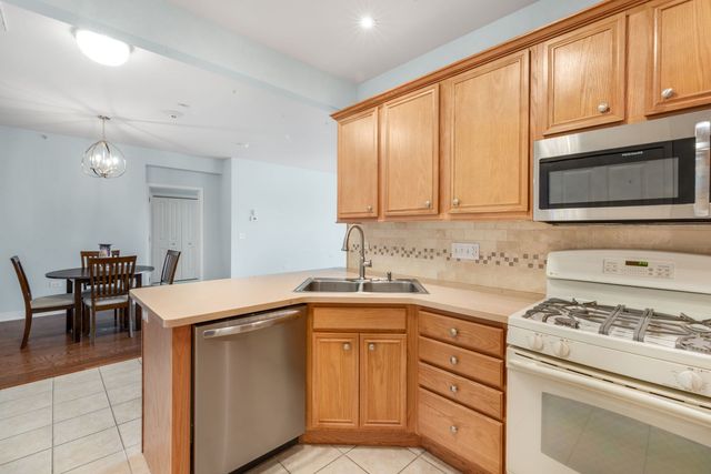 2692 Stone Circle 209, Geneva, IL 60134